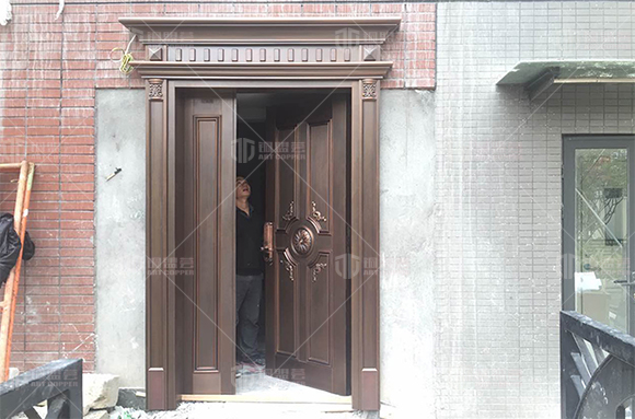 别墅铜门实景案例_子母铜门现场图片_铜盟荟铜门