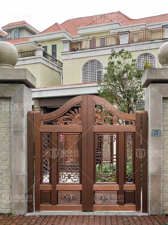 【庭院双开铜门安装实景】别墅庭院铜门安装完成照片