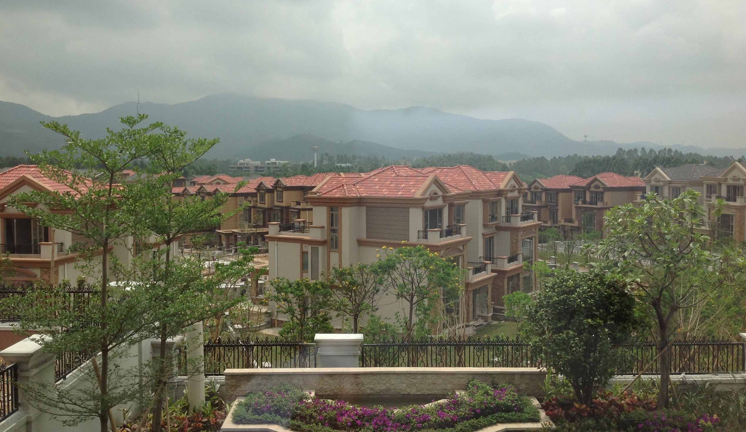 庭院双开铜门安装实景案例,与自然景致相融合