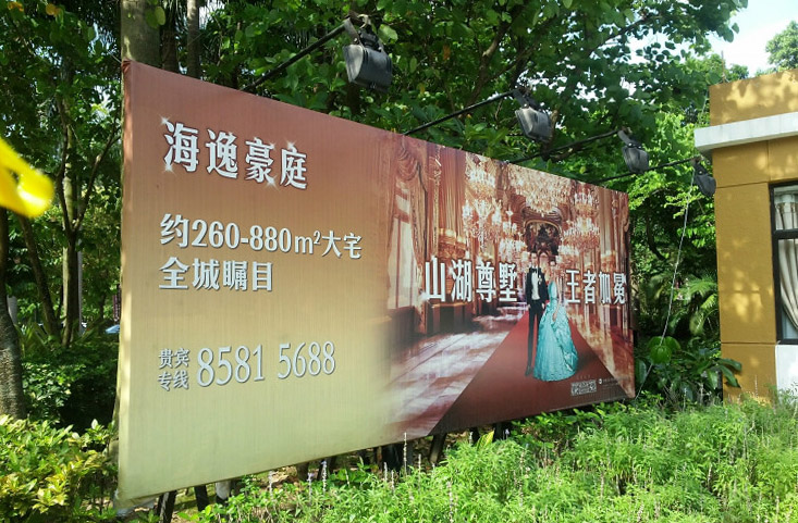 庭院双开铜门安装实景案例,与自然景致相融合