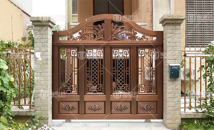 【庭院双开铜门安装实景】别墅庭院铜门安装完成照片