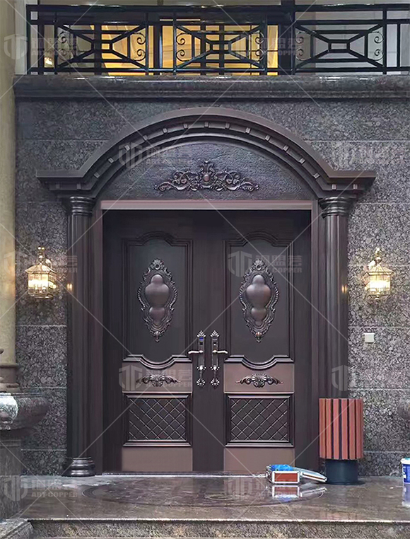 别墅双开铜门安装实景_双开铜门安装完成照片