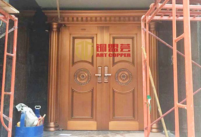 别墅铜门安装案例_铜盟荟