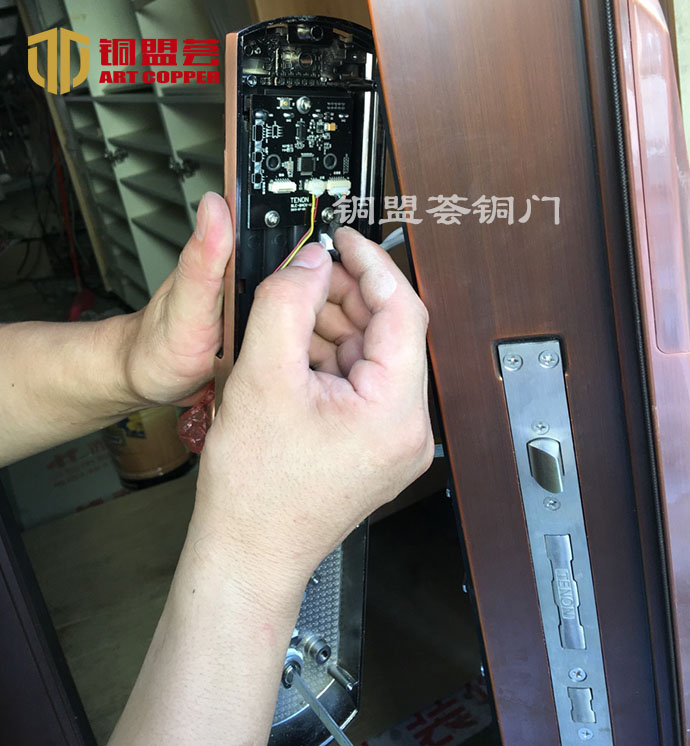 指纹密码锁_铜盟荟铜门安装案例