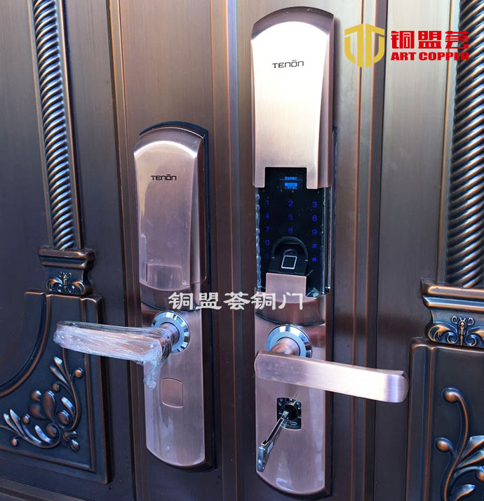 指纹密码锁_铜盟荟铜门安装案例