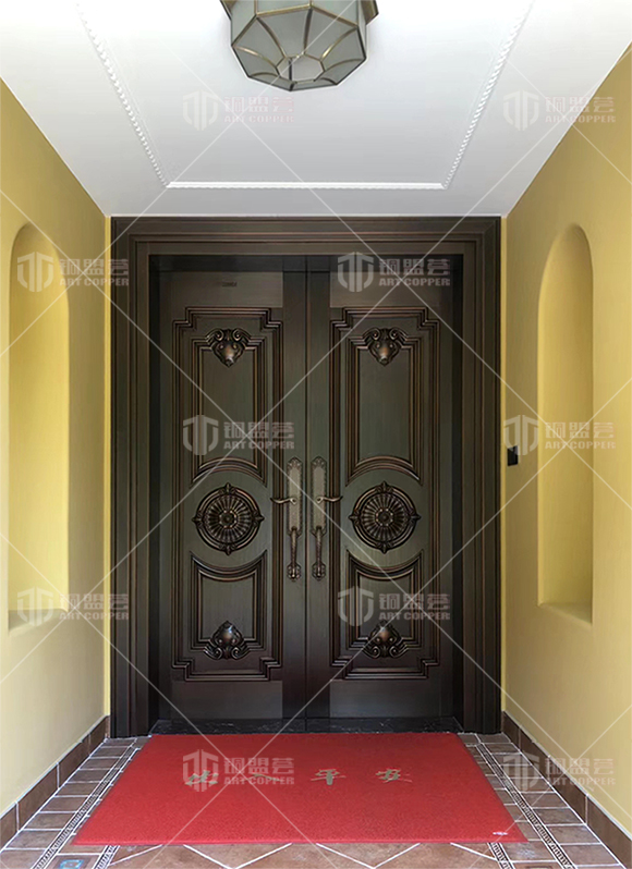 双开铜门现场图片_铜盟荟铜门