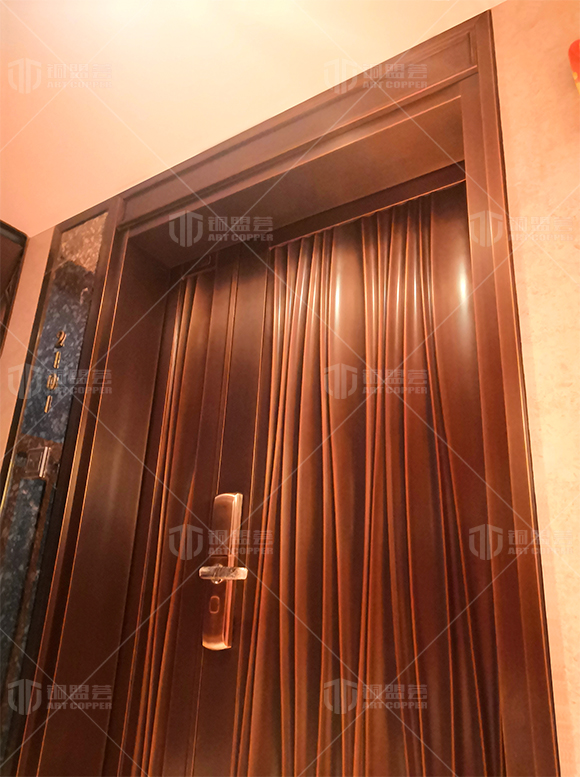 子母铜门安装现场案例，水波纹款现代风格 - 铜盟荟铜门
