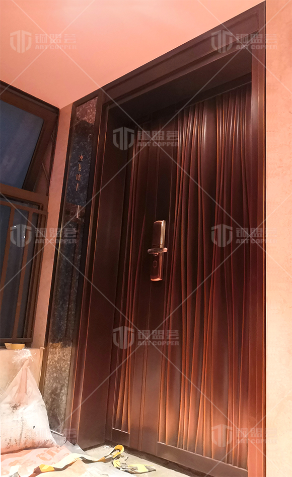 子母铜门安装现场案例，水波纹款现代风格 - 铜盟荟铜门