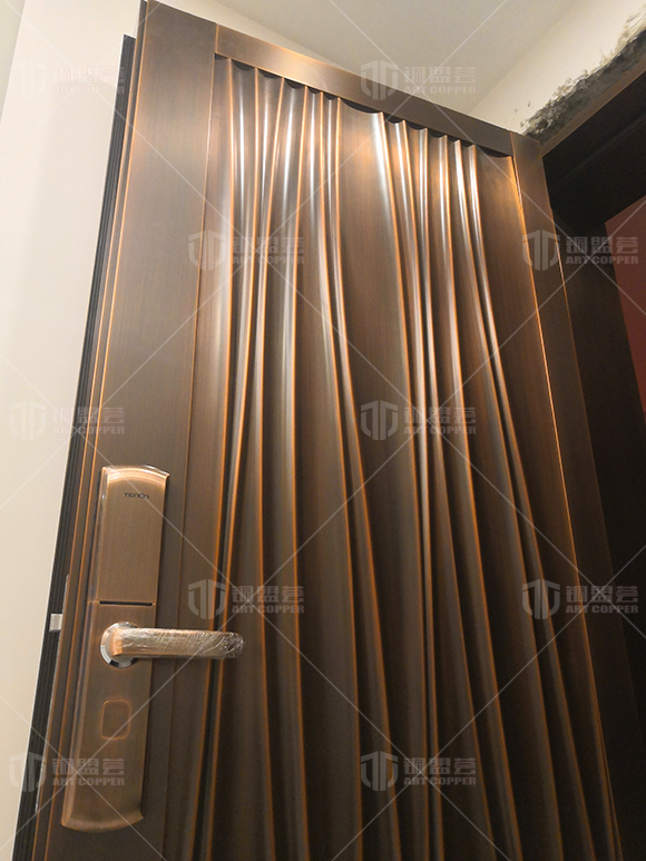 子母铜门安装现场案例，水波纹款现代风格 - 铜盟荟铜门
