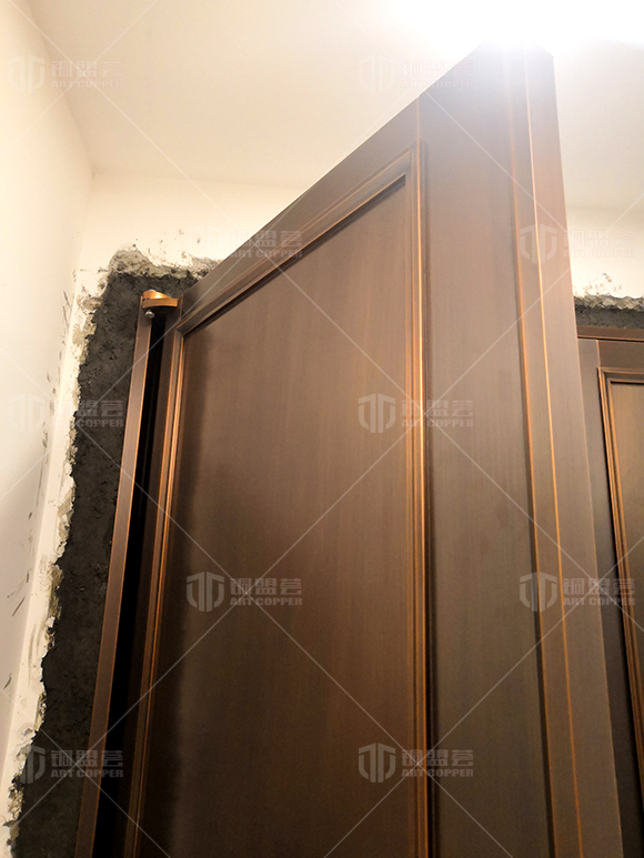 子母铜门安装现场案例，水波纹款现代风格 - 铜盟荟铜门